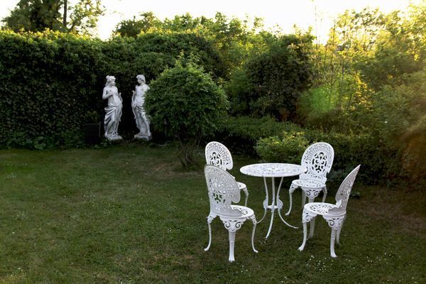 Trädgård, utemöbler och trädgårds statyer
