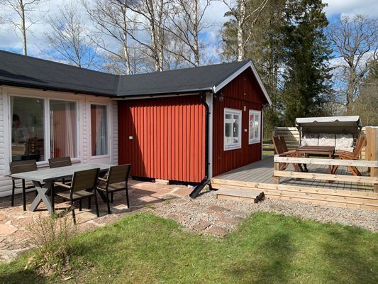 Hyr denna stuga i  på 42 m². 3-5 sängplatser. Från 7 000 kr per vecka. Se bilder och tillgänglighet här.