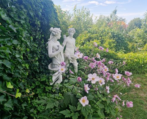 Trädgård med statyer