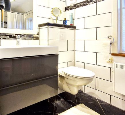 Badrum med toastol tvättfat