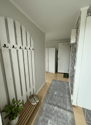 Hyr denna stuga i  på 14 m². 2 sängplatser. 3 200 - 4 200 kr per vecka. Se bilder och tillgänglighet här.