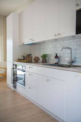 Kök med stora arbetsytor och vinkyl