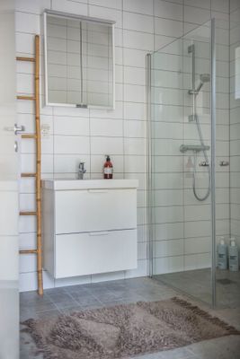 Badrum med tvättmaskin och tumlare