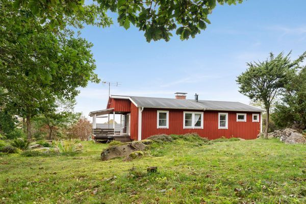 Hyr denna stuga i Steninge på 57 m². 6-8 sängplatser. Från 12 500 kr per vecka. Se bilder och tillgänglighet här.