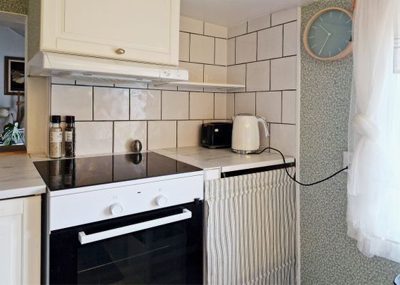 Kök med ugn o vattenkokare