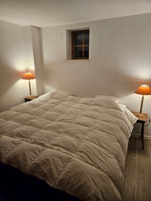 Sovrom nedervåningen; tillgänglig via trappa utifrån