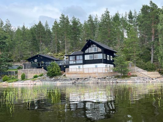 Unik timmerstuga vid Vänerns strand