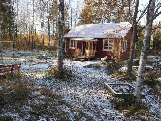 Trivsam stuga nära havsvik och insjö