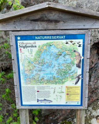 Boendet är beläget inom den strand skyddade Stigfjorden naturreservat