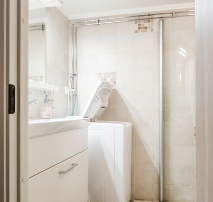 Hemtrevlig stuga i gårdsmiljö - Bild 12