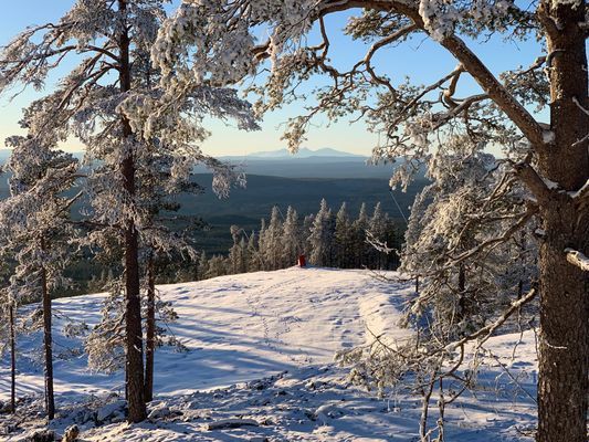 Hyr denna stuga i  på 150 m². 8 sängplatser. 8 500 - 17 000 kr per vecka. Se bilder och tillgänglighet här.