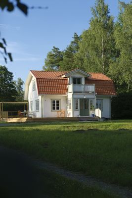 Hyr denna stuga i Väddö på 120 m². 6 sängplatser. 15 000 - 20 000 kr per vecka. Se bilder och tillgänglighet här.