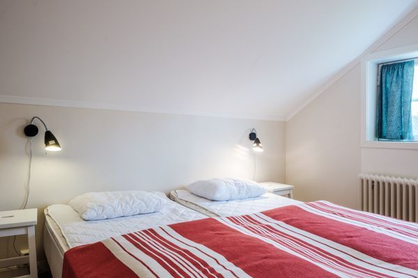 Hemtrevlig stuga i gårdsmiljö - Bild 8