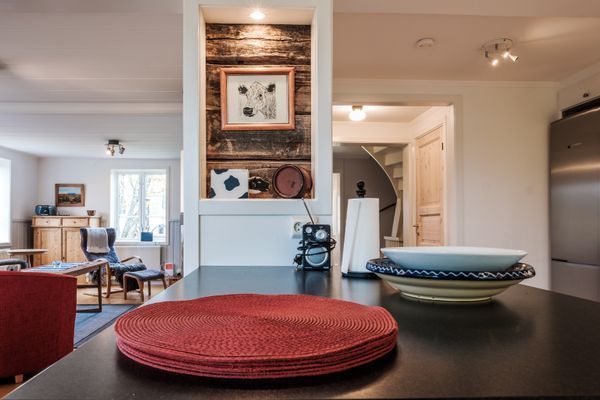 Hemtrevlig stuga i gårdsmiljö