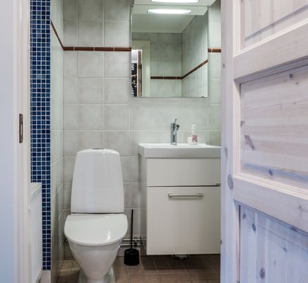 Hemtrevlig stuga i gårdsmiljö - Bild 11