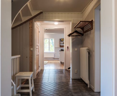 Hemtrevlig stuga i gårdsmiljö - Bild 6