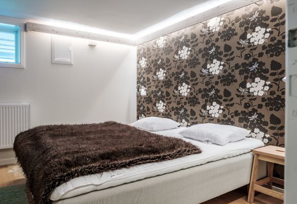 Hemtrevlig stuga i gårdsmiljö - Bild 9