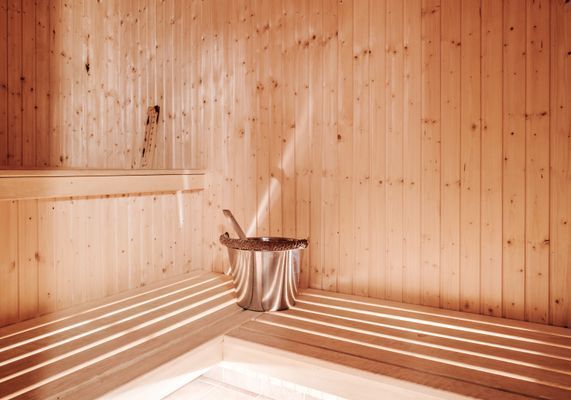 Hemtrevlig stuga i gårdsmiljö - Bild 10