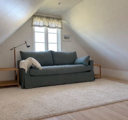 Bäddsoffa med plats för två personer, finns även spjälsäng att låna