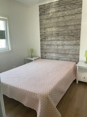Nyrenoverad stuga nära bad, fiske och skidorter - Bild 8