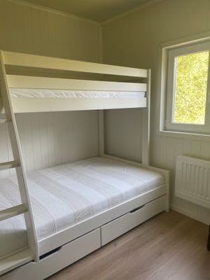 Nyrenoverad stuga nära bad, fiske och skidorter - Bild 9