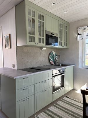 Hyr denna stuga i  på 50 m². 5 sängplatser. 6 000 - 8 000 kr per vecka. Se bilder och tillgänglighet här.