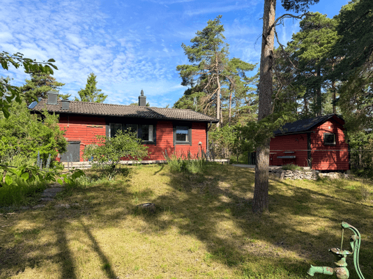 Hyr denna stuga i Lickershamn på 80 m². 6 sängplatser. 7 000 - 8 000 kr per vecka. Se bilder och tillgänglighet här.