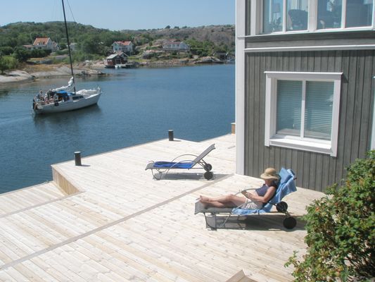 Havet, två meter från med egen brygga.