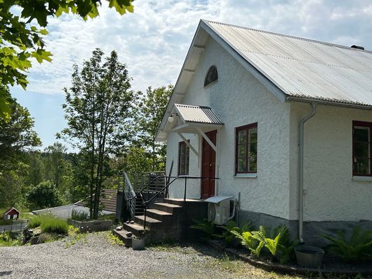 Hyr denna stuga i Åtvidaberg på 139 m². 6 sängplatser. Från 6 000 kr per vecka. Se bilder och tillgänglighet här.