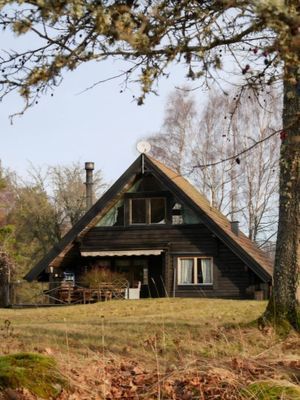Hyr denna stuga i Torö på 83 m². 4-6 sängplatser. 8 000 - 12 000 kr per vecka. Se bilder och tillgänglighet här.