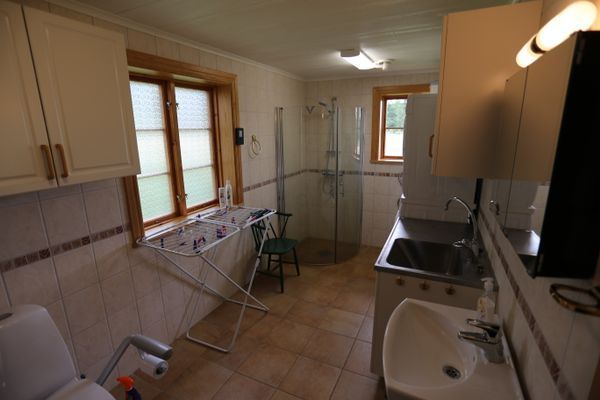 Badrum med tvättmaskin och torktumlare