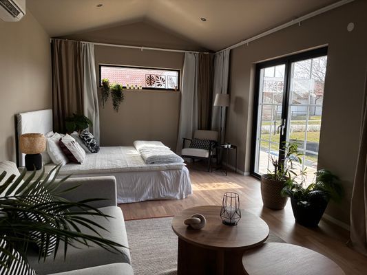 Hyr denna stuga i  på 40 m². 2-4 sängplatser. 6 000 - 8 300 kr per vecka. Se bilder och tillgänglighet här.