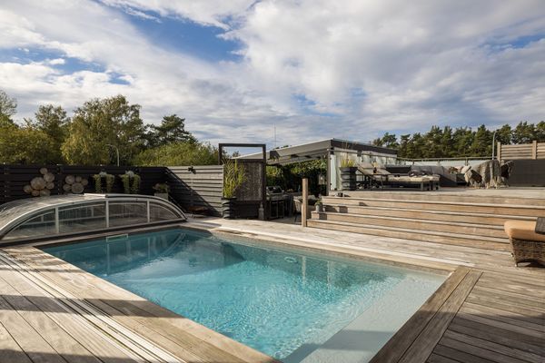 Exklusivt hus med pool, bastu & jacuzzi. Nära hav
