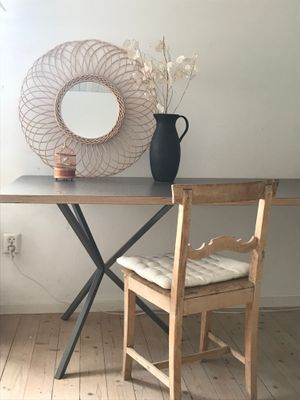 Skrivbord i sovrum 2 på nedervåningen
