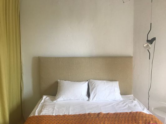 Sovrum 1 nedre plan mot trädgården