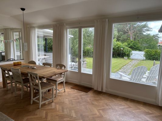 Hyr denna stuga i Halmstad på 150 m². 6-8 sängplatser. 18 000 - 24 000 kr per vecka. Se bilder och tillgänglighet här.