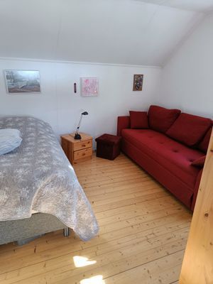 lilla sovrummet, övervåningen. Soffan är nerflyttad till vardagsrummet.