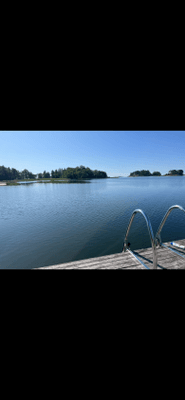 Charmigt skärgårds hus vid havet på vackra Blidö