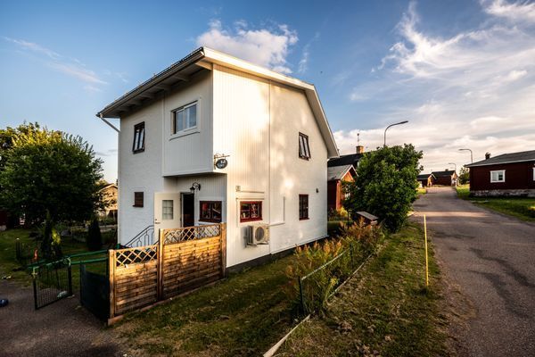 Hyr denna stuga i Malung på 100 m². 4 sängplatser. 2 800 - 3 500 kr per vecka. Se bilder och tillgänglighet här.