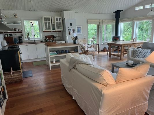 Hyr denna stuga i Blidö på 75 m². 3-5 sängplatser. Från 13 000 kr per vecka. Se bilder och tillgänglighet här.