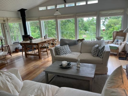 Charmigt skärgårds hus vid havet på vackra Blidö