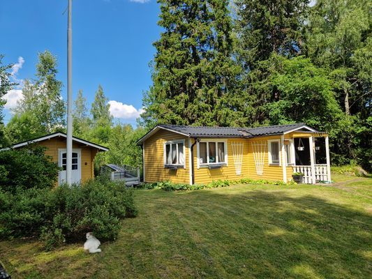 Hyr denna stuga i Kolsva på 56 m². 4-5 sängplatser. 5 950 - 8 750 kr per vecka. Se bilder och tillgänglighet här.
