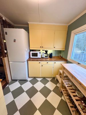 Stuga med sjöutsikt genom trädtopparna - Bild 15