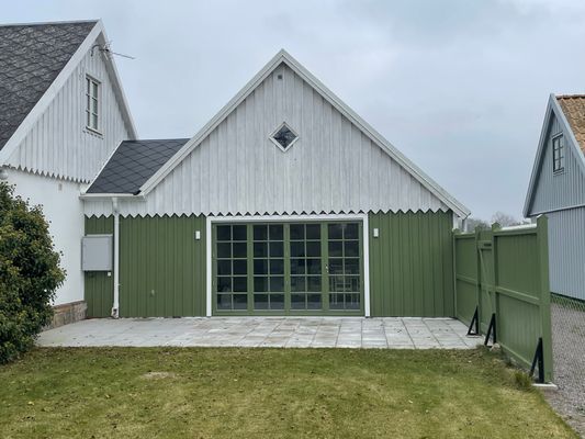 Hyr denna stuga i Höganäs på 90 m². 6-8 sängplatser. 9 000 - 12 000 kr per vecka. Se bilder och tillgänglighet här.