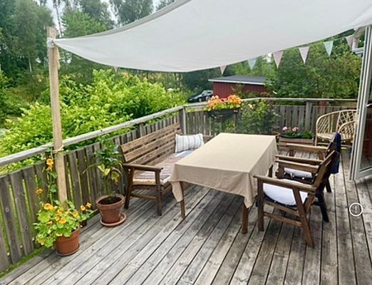 Stuga med sjöutsikt genom trädtopparna - Bild 21