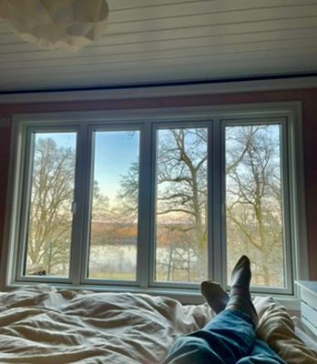 Stuga med sjöutsikt genom trädtopparna - Bild 9