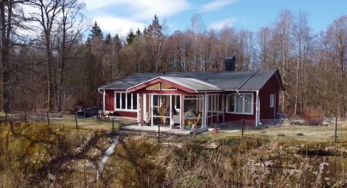 Hyr denna stuga i Ulricehamn på 90 m². 5-7 sängplatser. 4 000 - 8 500 kr per vecka. Se bilder och tillgänglighet här.