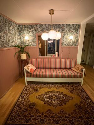 Stuga med sjöutsikt genom trädtopparna - Bild 10