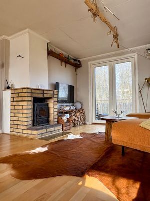 Stuga med sjöutsikt genom trädtopparna - Bild 17