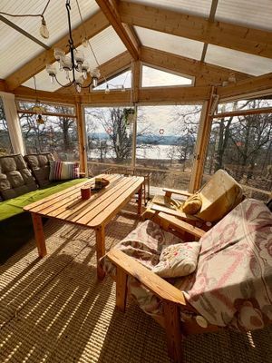 Stuga med sjöutsikt genom trädtopparna - Bild 6